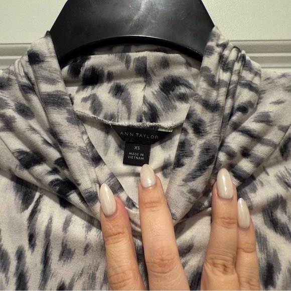 ANN TAYLOR PUFF SHOULDER TURTLENECK TOP SIZE XS - Picture 4 of 5